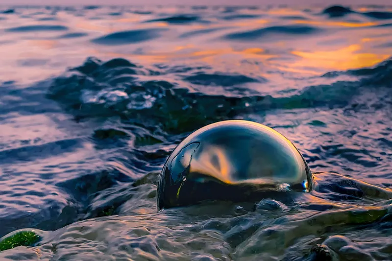 Отражающий пузырь на воде